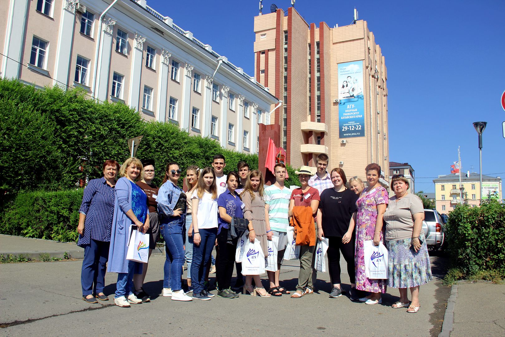 Абитуриенты барнаул. АЛТГУ Алтайский государственный университет. АГУ фото Барнаул. АГУ свечка. Абитуриент АЛТГУ.